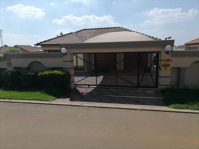 House For Sale in Crystal Park, Benoni
