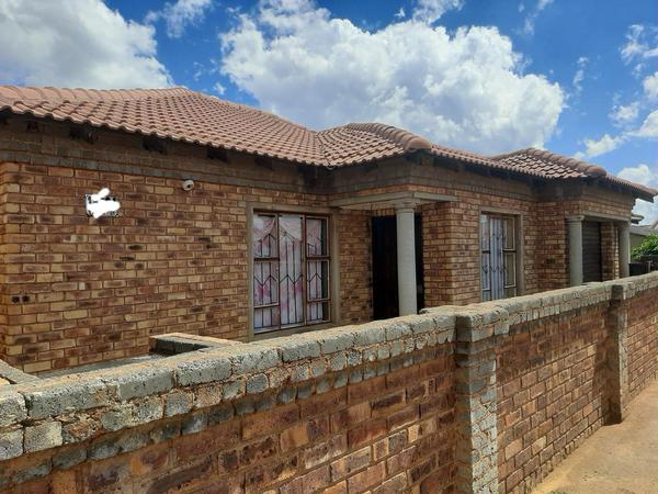 House For Sale in Tsakane Ext 8, Tsakane
